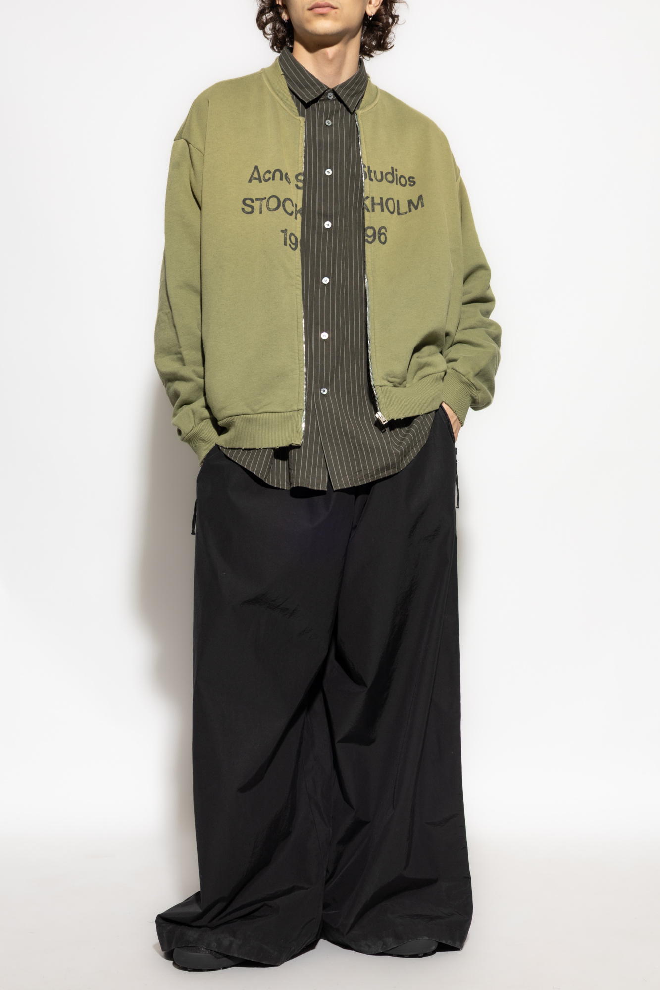 Acne Studios グリーン トレーナー 短丈 Acne Studios - Stud Logo Sweatshirt | HBX - Globally Curated